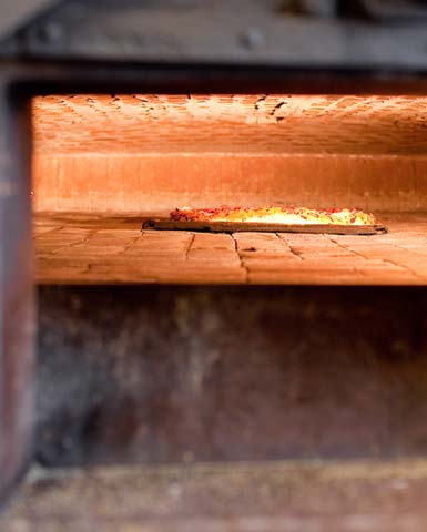 photos_st-helena_pizza-in-oven